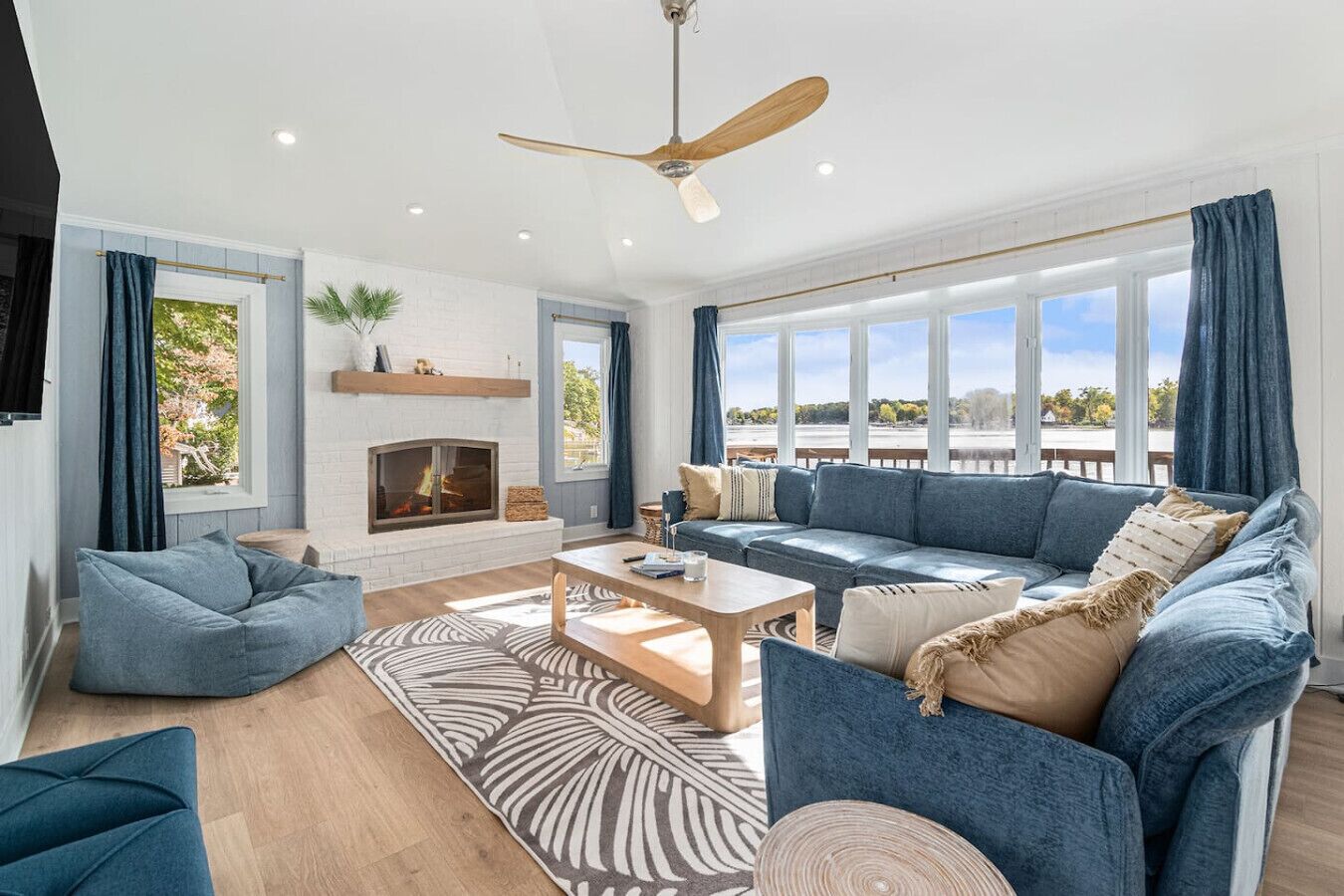 テレビ、暖炉、ステレオ