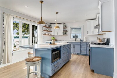 Lakeside Getaway -Hot Tub Fire Game Room Sleeps 16