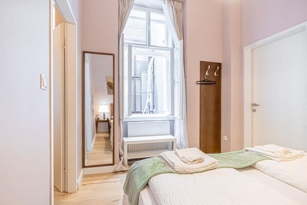 1 habitación, tabla de planchar con plancha, wifi y ropa de cama 