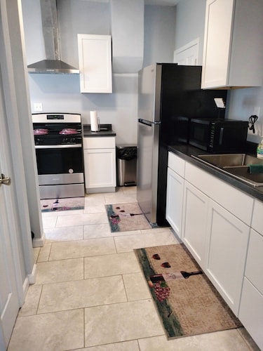 Fantastic 3-bedroom house with AC, heating and internet in South Bend