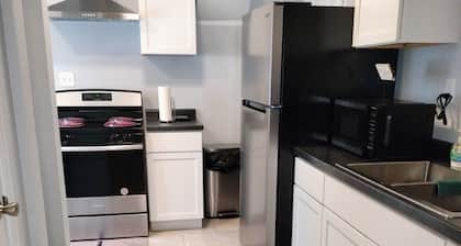 Fantastic 3-bedroom house with AC, heating and internet in South Bend