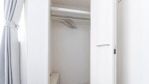 Et badeværelse med badekar, toilet og håndklædestige.