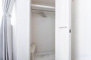 Unclassified image, 3 of 28, button - Tsubaki　202 (Tokyo)