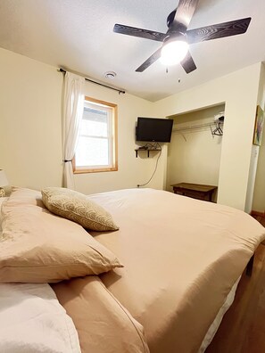 2 bedrooms, bed sheets - New Home on Private 3 acre Lot in Siren, WI All Ages (Siren)