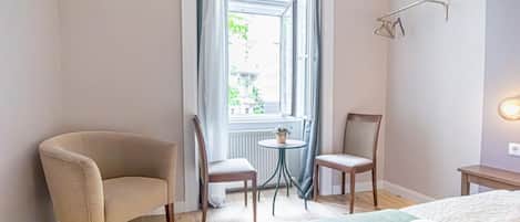6 chambres, fer et planche à repasser, Wi-Fi, draps fournis