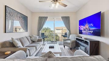 Smart TV, chimenea y videojuegos