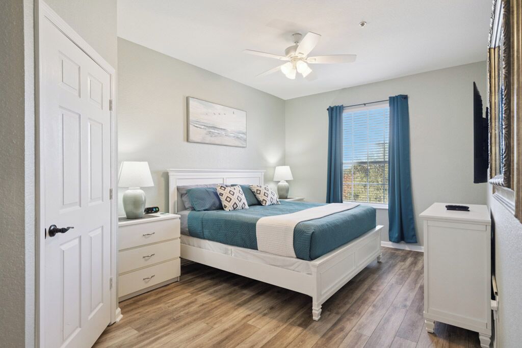 3 habitaciones, tabla de planchar con plancha y cuna de viaje 