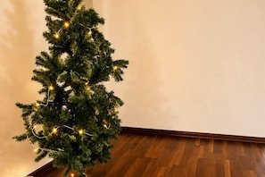 Una esquina de una habitación con suelo de madera y una pared.