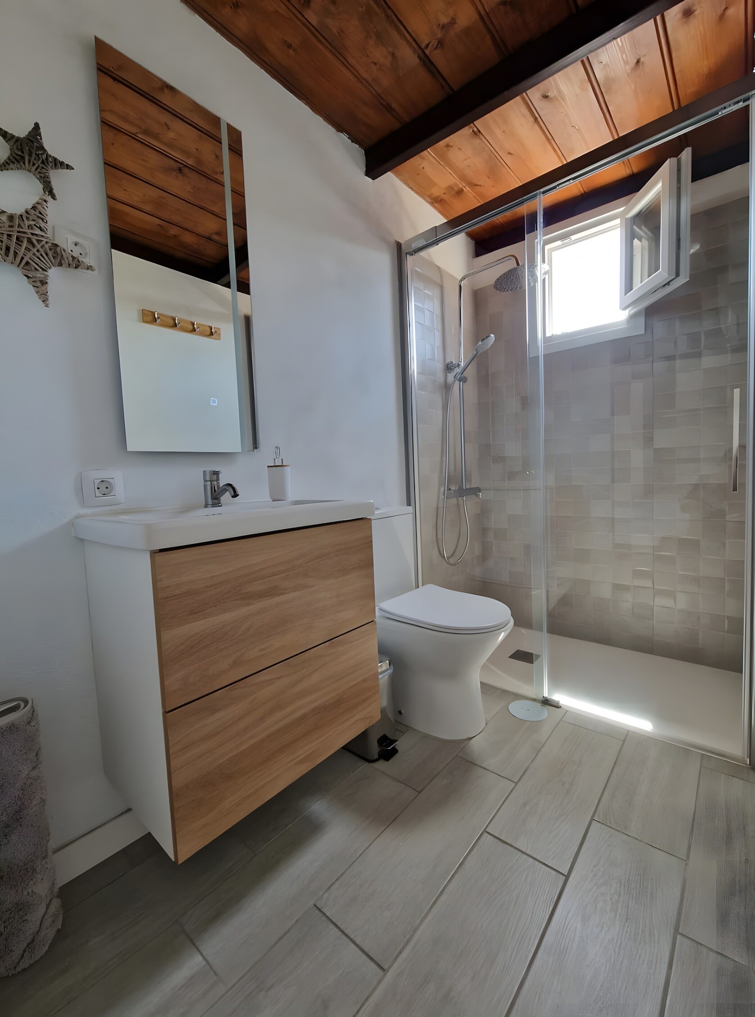 Een douche, een haardroger, handdoeken