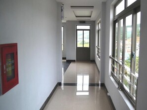 ستائر تعتيم ومكواة/لوح كي وواي فاي مجانًا