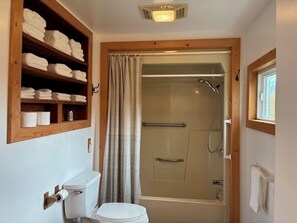 Dusche, Handtücher, Toilettenpapier