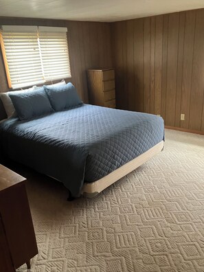 5 bedrooms, in-room safe, desk, free WiFi