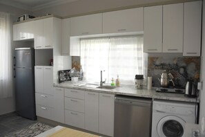 Fridge, oven, dishwasher, coffee/tea maker