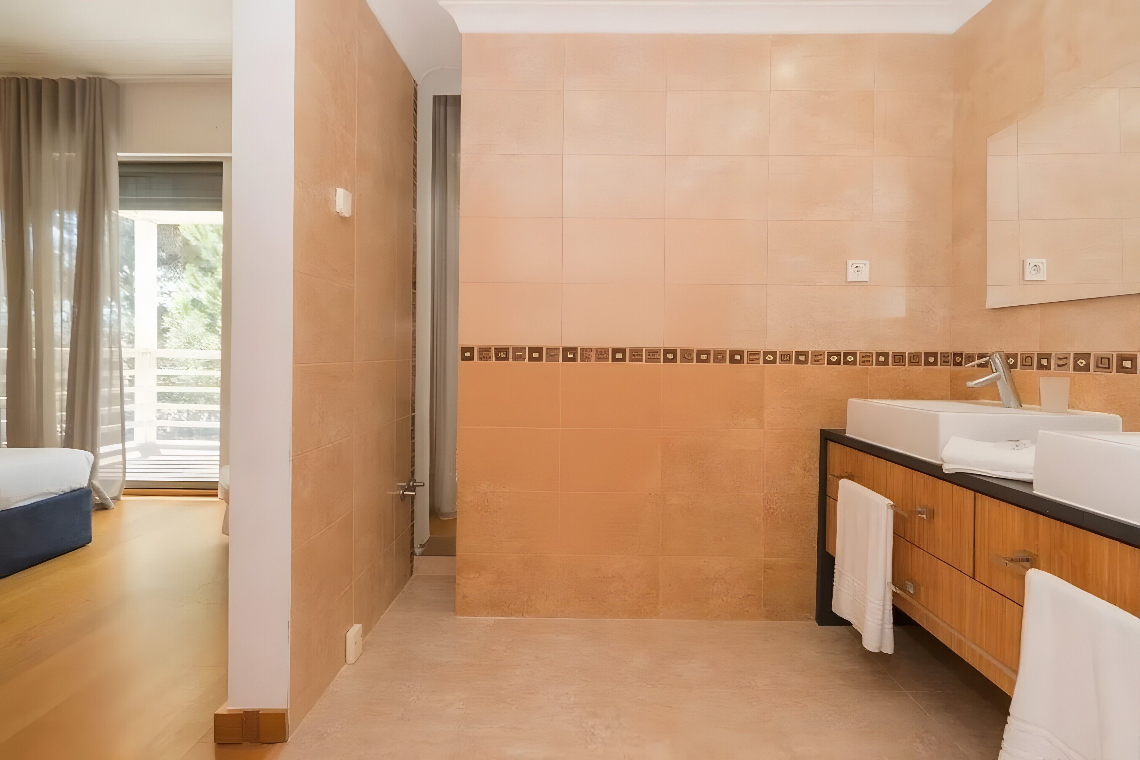 Dusj, hårføner og håndklær