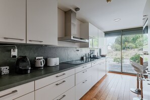 Fridge, microwave, oven, stovetop - Holiday Home 'Casa Tróia' with Private Garden, Wi-Fi and Air Conditioning (Troia)