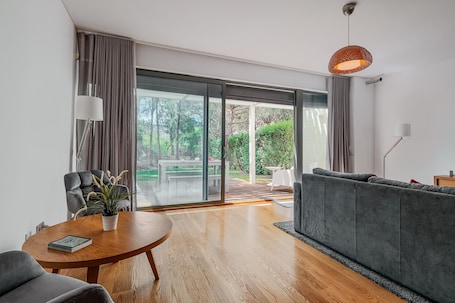 TV. Holiday Home 'Casa Tróia' with Private Garden, Wi-Fi and Air Conditioning