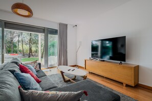 TV - Holiday Home 'Casa Tróia' with Private Garden, Wi-Fi and Air Conditioning (Troia)