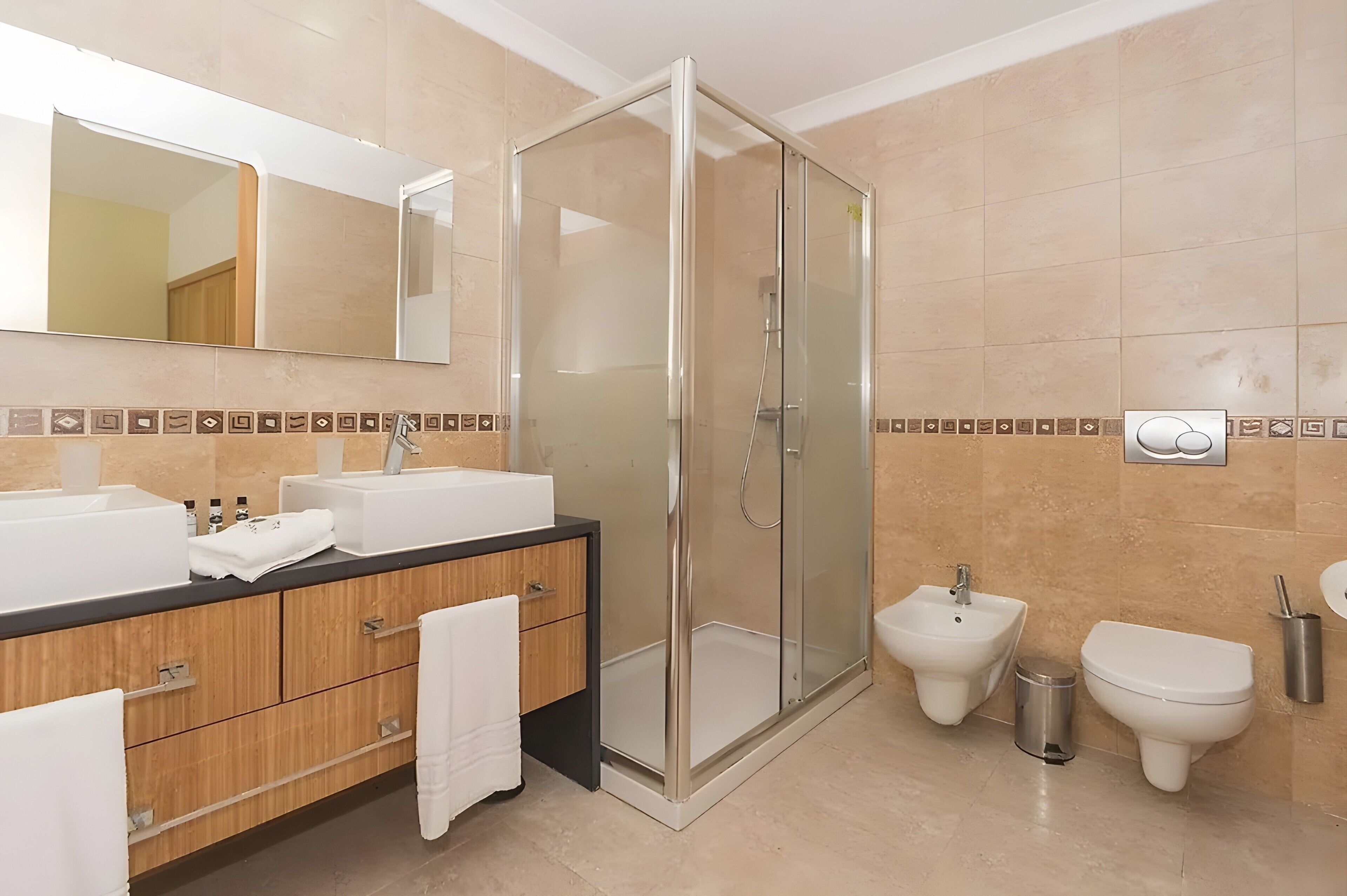 Een douche, een haardroger, handdoeken