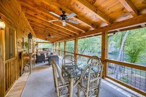 Outdoor dining - Borders the Toccoa • Steps to Fishing & Tubing (Mineral Bluff)