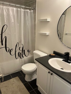 Hair dryer, towels, soap, toilet paper - Cozy Whitby Shores Townhome| Marina and Free Parking (Whitby)