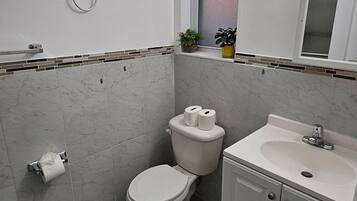 SĂšche-cheveux, serviettes fournies, papier toilette