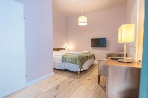 1 bedroom, iron/ironing board, WiFi, bed sheets - Modern Room with Private Bath | Mariahilferstraße (Vienna)