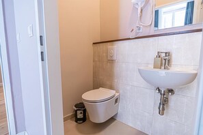 Een haardroger, handdoeken, zeep, shampoo