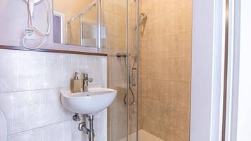 Haartrockner, Handtücher, Seife, Shampoo