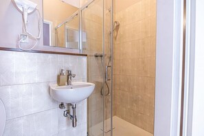 Sèche-cheveux, serviettes fournies, savon, shampoing