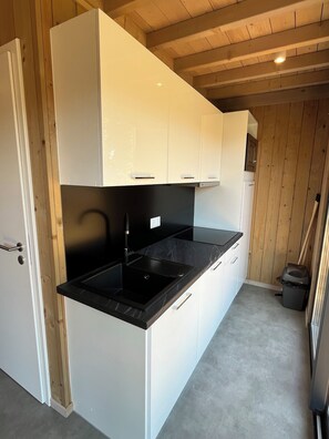 Comfort-chalet, järvinäköala | Yksityinen keittiö | Syöttötuoli