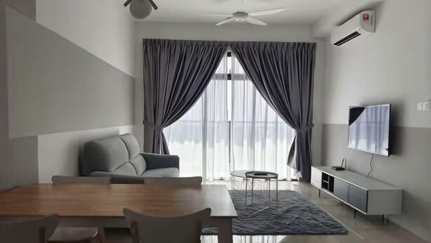 Uma sala de estar moderna com sofá, mesa de jantar, cadeiras, televisão e ventoinha de teto.