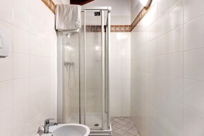 Shower, hair dryer, towels - Room 'Locanda San Martino Camera 1' with Mountain View (Cavizzana)