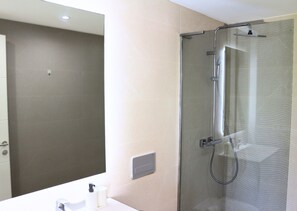 مجففات شعر، مناشف، صابون، ورق حمّام