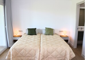 2 عدّة غرف نوم ومكواة/لوح كي وخدمة الإنترنت وملاءات أسرّة