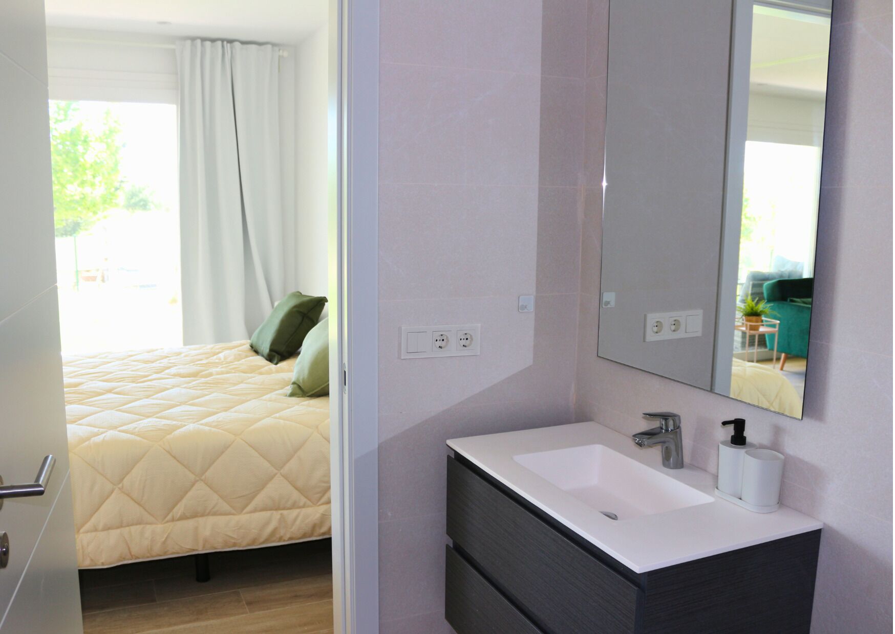 2 bedrooms, iron/ironing board, internet, bed sheets