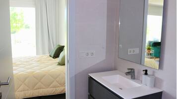 2 bedrooms, iron/ironing board, internet, bed sheets