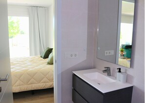 2 bedrooms, iron/ironing board, internet, bed sheets