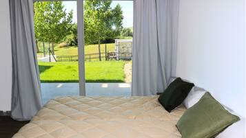 2 bedrooms, iron/ironing board, internet, bed sheets