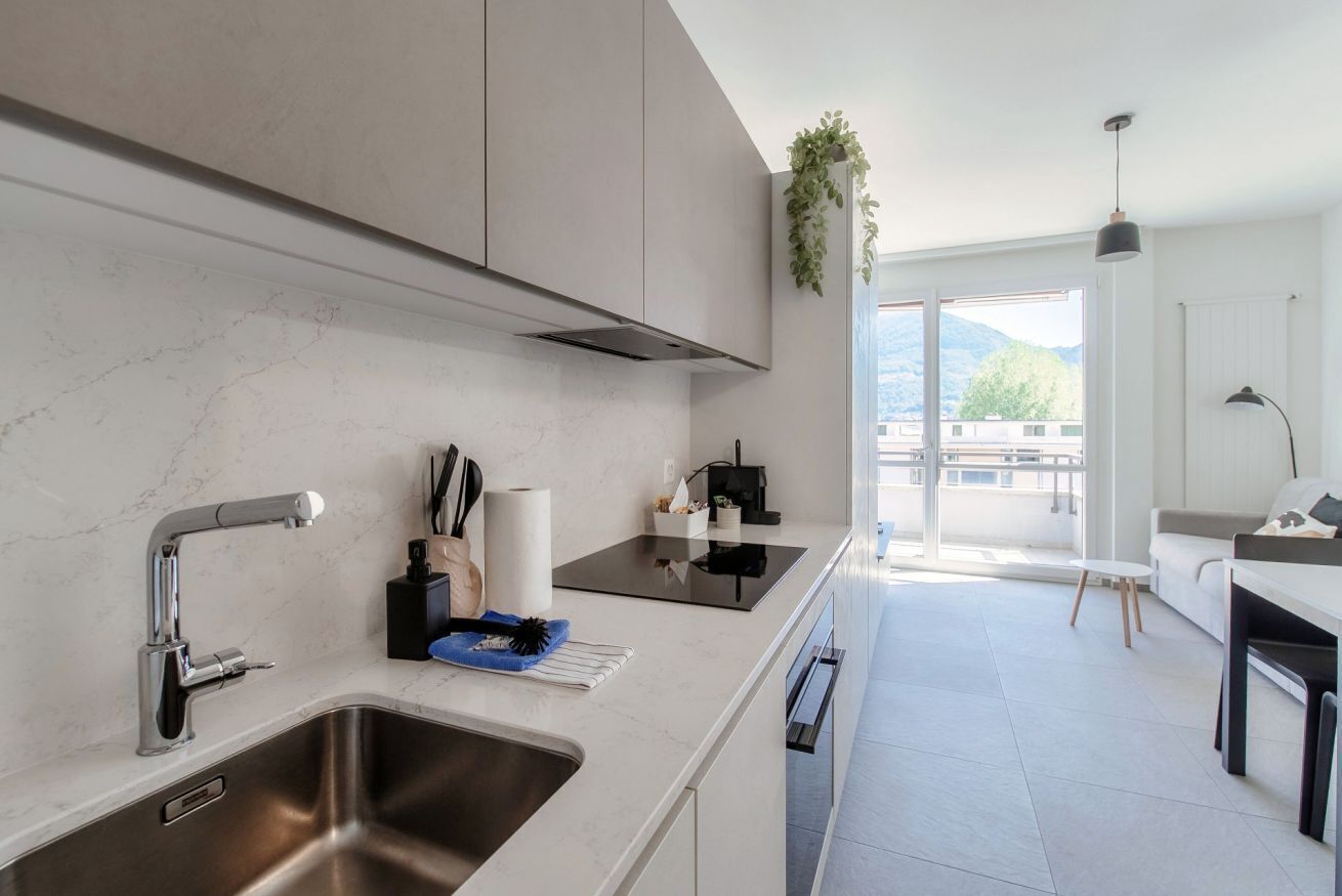 Frigorífico, placa de cocina, lavavajillas y cafetera o tetera