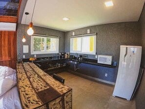 Een koelkast, een magnetron, een kookplaat