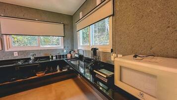 Jääkaappi, mikroaaltouuni, liesi, kahvin-/teenkeitin