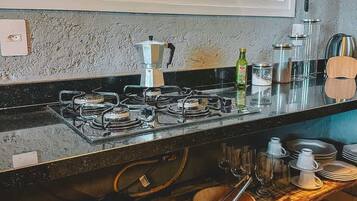 Geladeira, micro-ondas, cooktop, cafeteira/chaleira