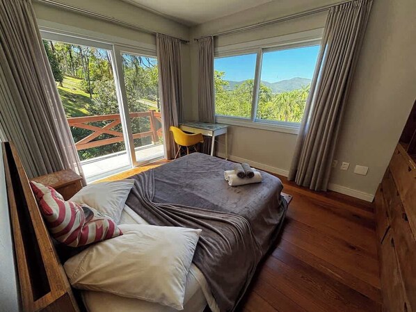 4 bedrooms, iron/ironing board, WiFi, bed sheets