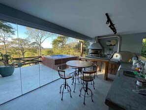 Outdoor dining - Casa de Campo Alto Padrão - Hospedar com Propósito (Florianópolis)