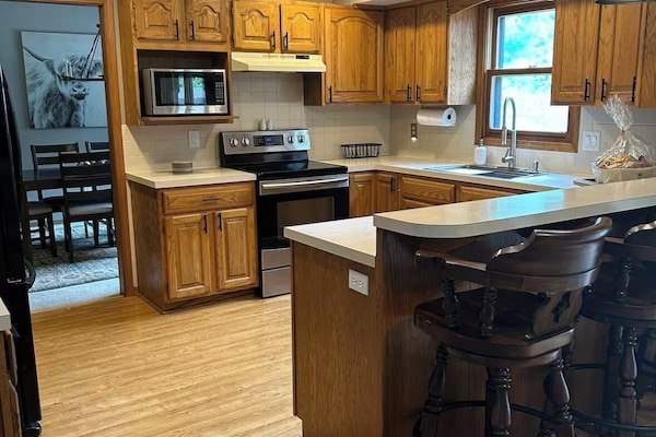 Een microgolfoven, een oven, een kookplaat, een vaatwasser