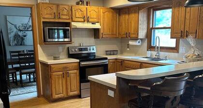 Backyard bliss/firepit/spacious/cozy/centrally located