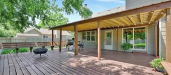 Backyard bliss/firepit/spacious/cozy/centrally located