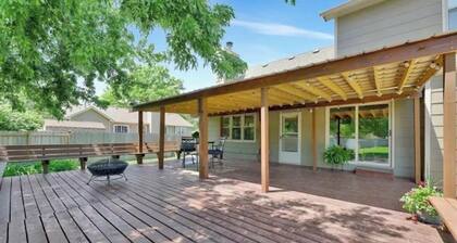 Backyard bliss/firepit/spacious/cozy/centrally located
