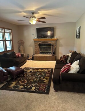 TV, fireplace