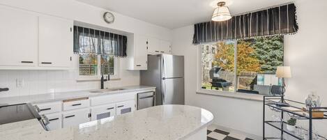 House, Multiple Beds, Patio, Garden View (1004 Mantz Place) | Private kitchen